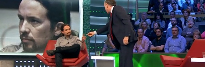 Eduardo Inda entregándole el pin a Pablo Iglesias