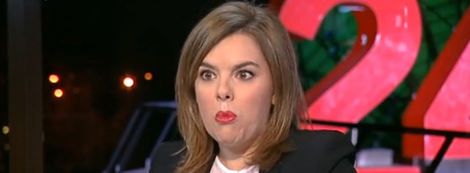 Soraya Sáenz de Santamaría en el plató de 'La noche en 24 horas'