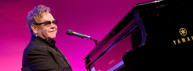 Elton John durante un concierto