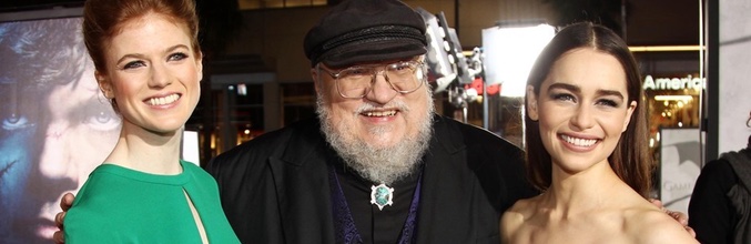 George R.R. Martin junto con las actrices que interpretan a Ygritte y Daenerys Targaryen