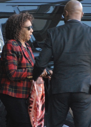 Familiares de Bobbi Kristina acudiendo al hospital