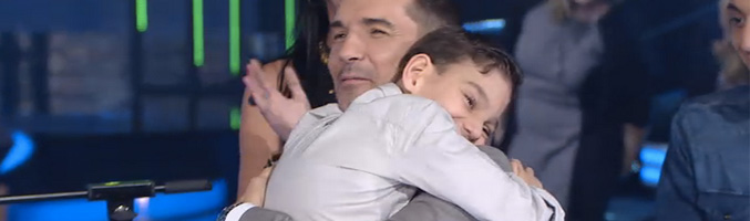 Adrián abraza a Jesús Vázquez en 'Levántate'