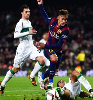 Neymar del FC Barcelona es derribado por Enzo Roco de Elche FC en el Camp Nou