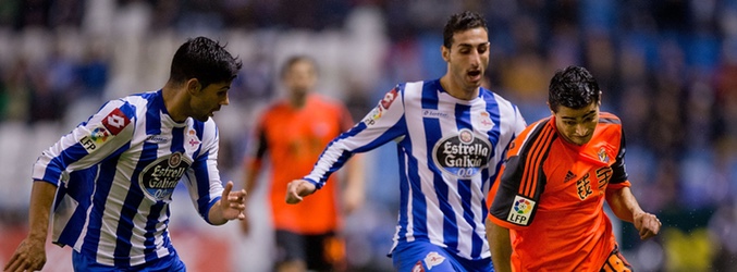 Deportivo de la Coruña y Real Sociedad disputando un partido de la Liga BBVA