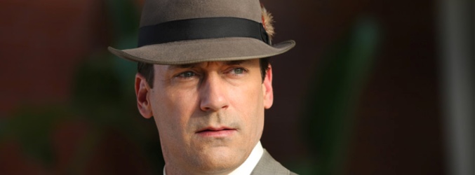 Don Draper con su sombrero y su traje