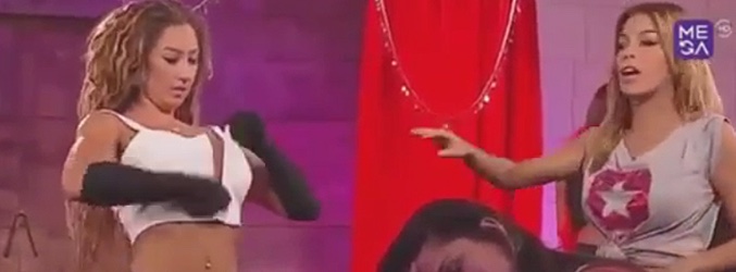 Luli enseñándole los pechos a Oriana