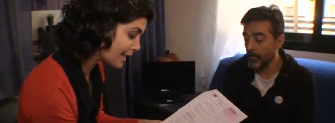 Samanta Villar con una enferma de Hepatitis C