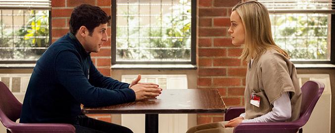 Jason Biggs junto a Taylor Schilling en una escena de &#39;Orange is the New Black&#39;