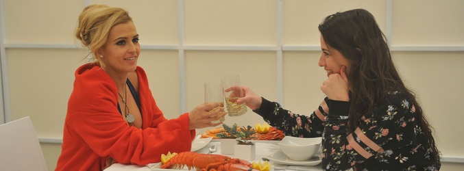 Ares y Chari cenando en el cubo