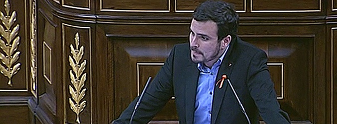 Alberto Garazón luciendo el lazo naranja en el Debate sobre el Estado de la Nación