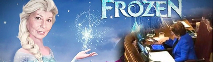 Celia Villalobos no jugaba a "Candy Crush" en la tribuna del Consejo, sino al "Frozen Free Fall"