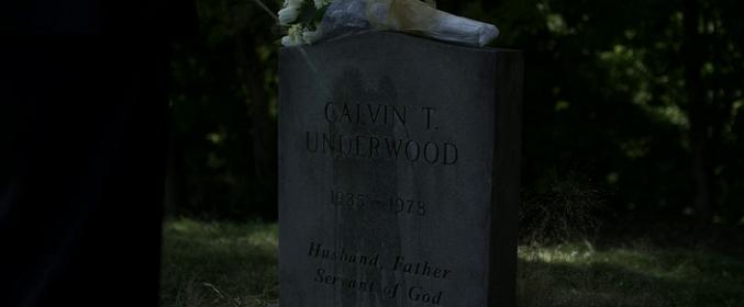 Frank Underwood se mea sobre la lápida de su padre