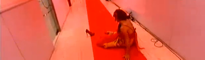 Sonia Monroy en el suelo después de su caída en plena alfombra roja