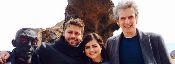 Peter Capaldi, Jenna Coleman, Freeman y una criatura fantástica