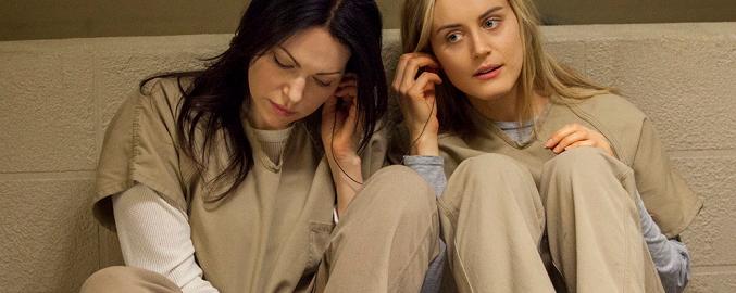 Laura Prepon (izquierda) y Taylor Schilling (derecha) en una escena de la primera temporada de 'Orange is the New Black'