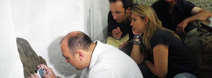 Carmen Porter e Iker Jiménez observando las "caras de Bélmez"