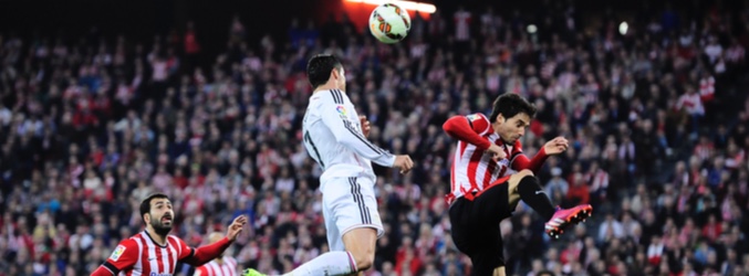 Cristiano Ronaldo rematando de cabeza frente al Athletic de Bilbao
