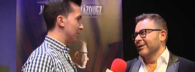 Jorge Javier Vázquez siendo entrevistado por 'Sálvame' en la presentación de su obra