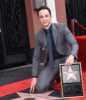 Jim Parsons con su estrella en el Paseo de la Fama