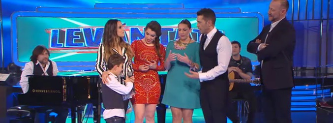 El presentador y el jurado junto a los participantes