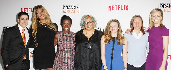 Parte del reparto de 'Orange is the New Black' junto a la creadora, Jenji Kohan