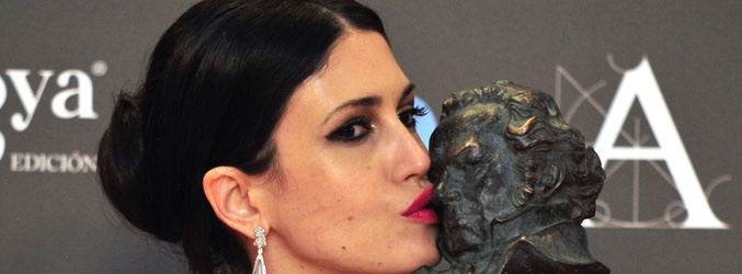 Nerea Barros posando con su Goya