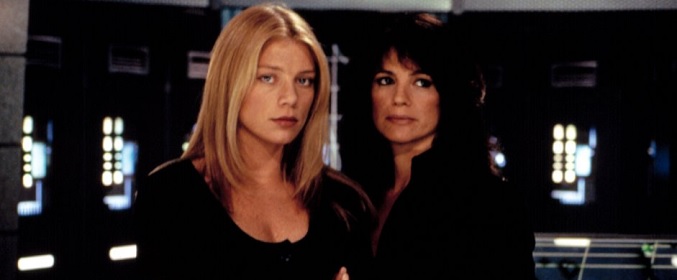 Alberta Watson (derecha) junto a Peta Wilson en 'Nikita' (1997)