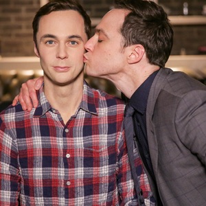 Jim Parsons besa a su "doble"