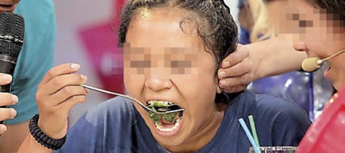 La menor comiendo cucarachas en &#39;El último pasajero&#39;