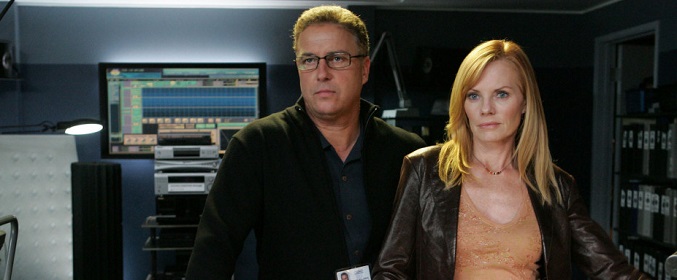 William Petersen junto a Marg Helgenberger en un capítulo de 'CSI: Las Vegas'