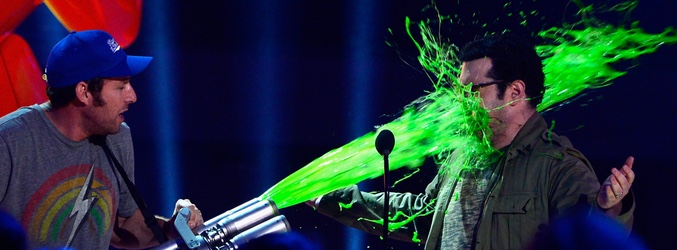 Adam Sandler enchufando su chorro verde