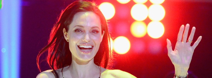 Angelina Jolie recogiendo su premio