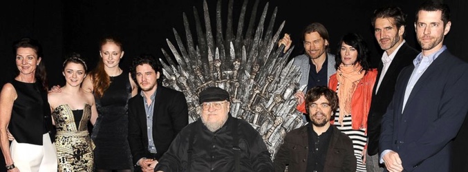 George R.R Martin junto a los actores de 'Juego de Tronos'