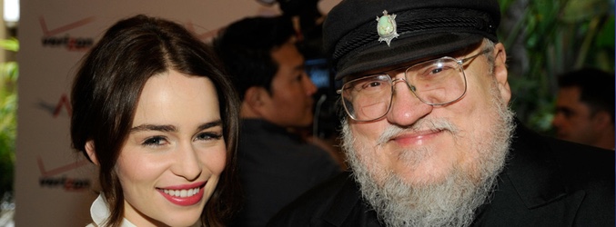 Emilia Clarke y Geroge R.R Martin