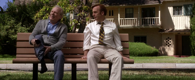Chuck y Jimmy sentados en un banco en el jardín de casa