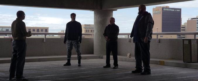 Mike es contratado por Price para un trabajo como escolta