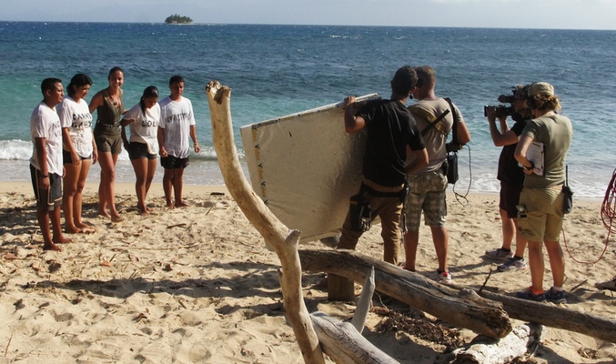Lara Álvarez con los figurantes y el equipo en el ensayo de 'Supervivientes 2015'
