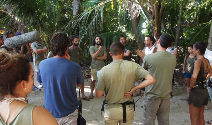 Reunión del equipo durante el ensayo general