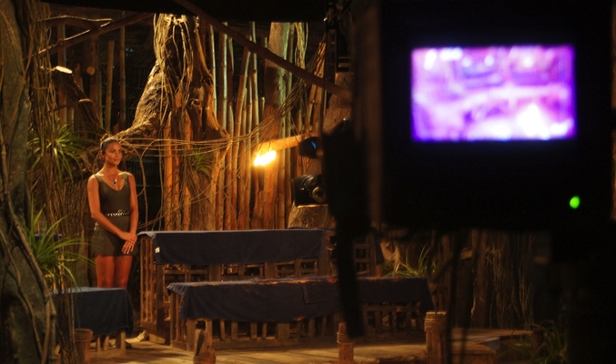 Lara Álvarez en la palapa durante los ensayos de 'Supervivientes 2015'