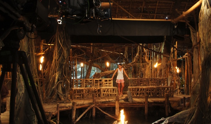Lara Álvarez ensayando en la palapa de 'Supervivientes 2015'