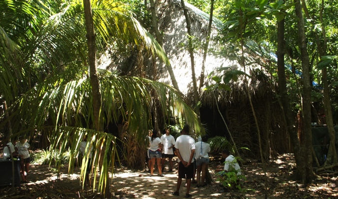 Los figurantes de 'Supervivientes 2015' esperando a entrar en la palapa