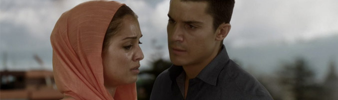 Hiba Abouk y Álex González en una imagen del primer capítulo de la segunda temporada de 'El Príncipe'