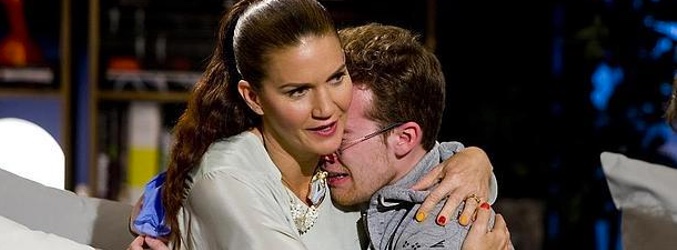 Samanta consuela a Alberto