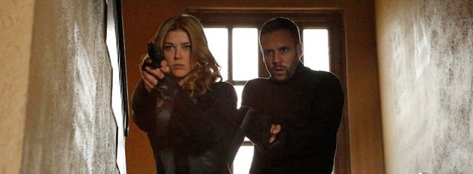Adrianne Palicki y Nick Blood