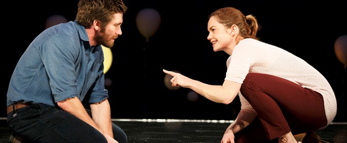 Jake Gyllenhaal y Ruth Wilson en "Constellations"