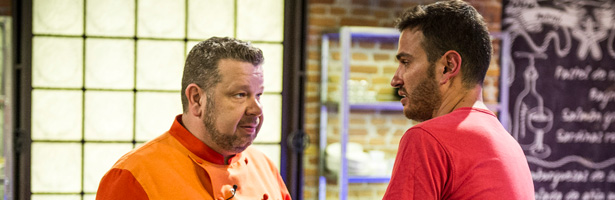 Javier Llanos habla con Alberto Chicote en las grabaciones de la primera edición de 'Top Chef'