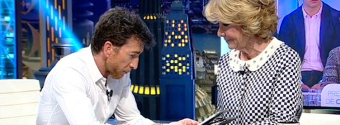 Esperanza mostrándole el 'laSexta noche' a Pablo Motos