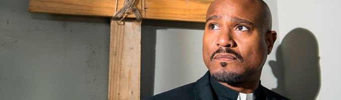 Seth Gilliam interpretando al padre Gabriel