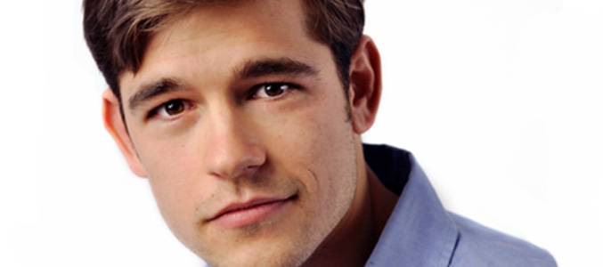 Jason Ralph será Quentin