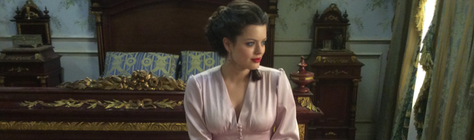 Adriana Torrebejano posa en el set de la serie